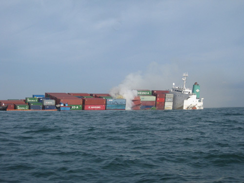 Vụ tàu chìm: Nhiều container chứa hoá chất độc - 1
