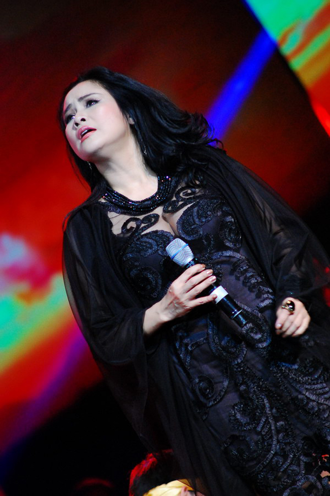 Những mẫu trang phục màu đen với phần phối ren sexy luôn được nữ ca sĩ thường xuyên sử dụng.
