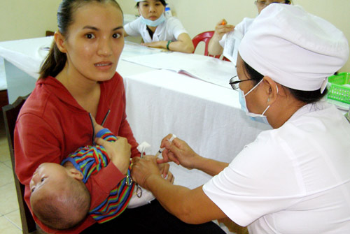 TP.HCM: Đã có 2.800 trẻ tiêm vắc xin Quinvaxem - 1