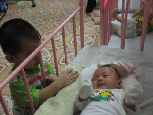 Vụ bé bị chôn sống: Mẹ tiễn con vào trại trẻ mồ côi - 2