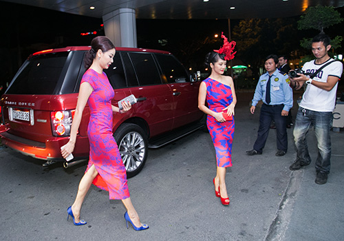 Hà Tăng được em chồng tháp tùng dự tiệc - 3