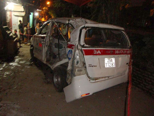 HN: Tàu hỏa tông taxi, 9 người thương vong - 1