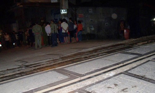 HN: Tàu hỏa tông taxi, 9 người thương vong - 3