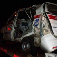 Tin tức trong ngày - Ảnh hiện trường vụ tàu hỏa tông nát taxi ở HN