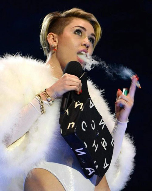 Miley Cyrus bị ‘sờ gáy’ vì hút thuốc trên sân khấu - 1
