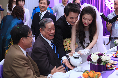 Thủy Anh liên tục hôn Đăng Khôi trong lễ cưới - 9