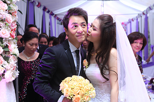 Thủy Anh liên tục hôn Đăng Khôi trong lễ cưới - 8