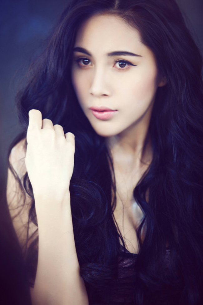 Công nghệ tắm trắng đã đến đến làn da mịn màng, trắng sứ cho Thủy Tiên
