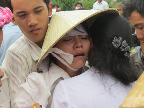 Đẫm nước mắt tiễn đưa nữ phóng viên tử nạn trong bão - 2