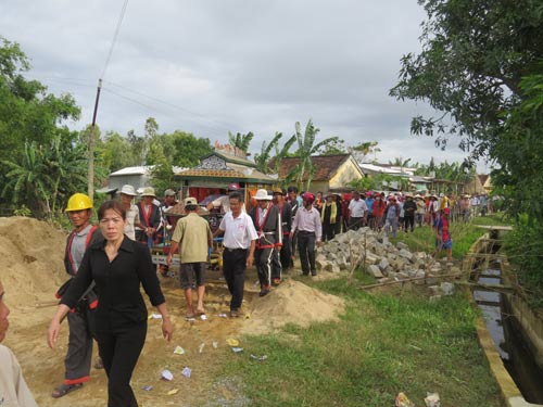 Đẫm nước mắt tiễn đưa nữ phóng viên tử nạn trong bão - 4