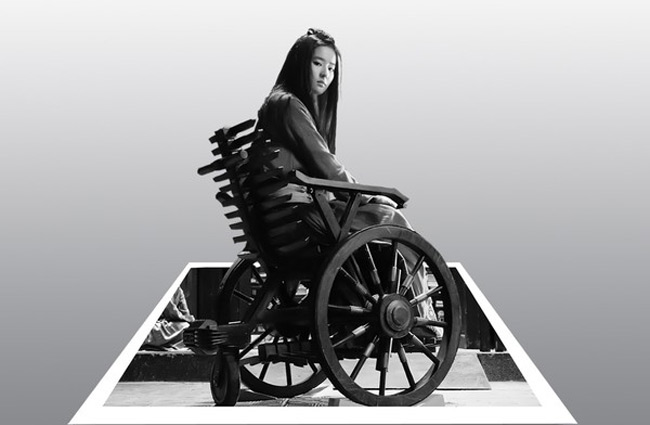 Dù tạo hình nhân vật của Lưu Diệc Phi phải ngồi xe lăn nhưng cô vẫn xinh đẹp.
