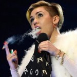 Ca nhạc - MTV - Miley Cyrus bị ‘sờ gáy’ vì hút thuốc trên sân khấu