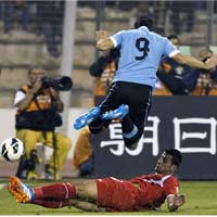 Bóng đá - Tiền đạo Suarez có thêm màn ăn vạ