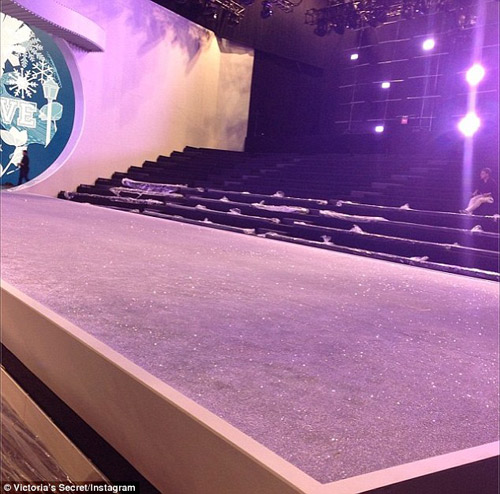 Đột nhập hậu trường Victoria's Secret show - 2