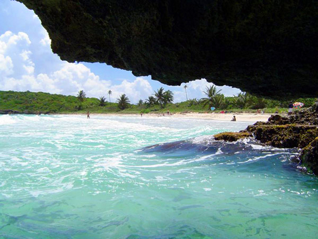 Đảo Vieques thuộc nước cộng hòa Puerto Rico, là nơi có giá dịch vụ, du lịch đắt thứ 4 trên thế giới. 430$ (khoảng 9 triệu đồng) là chi phí mà bạn phải bỏ ra cho 1 đêm ở lại hòn đảo tuyệt vời này. Trước kia nơi đây là căn cứ quân sự của Mỹ, ngày nay Vieques được công nhận là khu bảo tồn sau khi những nhân vật nổi tiếng như Ricky Martin, Benicio del Toro, Martin Sheen lên tiếng vận động để bảo vệ nó.
