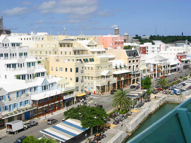 Bermuda là một lãnh thổ hải ngoại của Anh nằm trong Bắc Đại Tây Dương. Đây cũng là vùng nổi tiếng với chi phí khá đắt đỏ. Bạn sẽ phải mất khoảng 415$ (khoảng 8,6 triệu đồng) một đêm, khi đến tham quan thành phố cảng đẹp như tranh vẽ, có nhiều khu vui chơi, thể thao dưới nước này.
