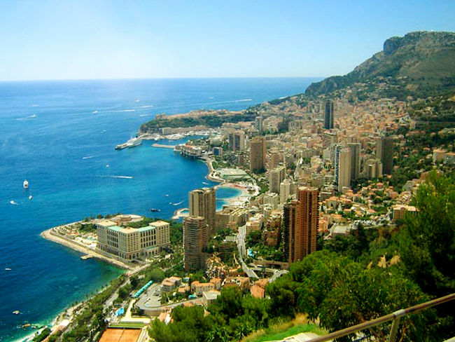 Monte Carlo là thành phố hoa lệ nằm ở Monaco, nổi tiếng với những sòng bạc. Để chi tiêu một đêm tại đây bạn sẽ mất khoảng 406$ (tương đương 8,5 triệu đồng). Cặp vợ chồng nổi tiếng Akshay Kumar và Twinkle Khanna đã chọn Monte Carlo là điểm đến cho kỳ nghỉ của họ.
