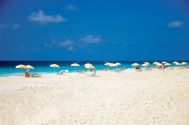 Southampton là một thành phố thuộc Bermuda, đứng thứ 8 trong danh sách những điểm du lịch đắt nhất thế giới. Một đêm ở Southampton sẽ tiêu tốn của bạn khoảng 393$ (khoảng 8,2 triệu đồng). Những bãi biển cát màu hồng, những khu nghỉ mát, nhà hàng sang trọng làm cho Southampton là một điểm du lịch phổ biến nhưng đắt tiền.  
