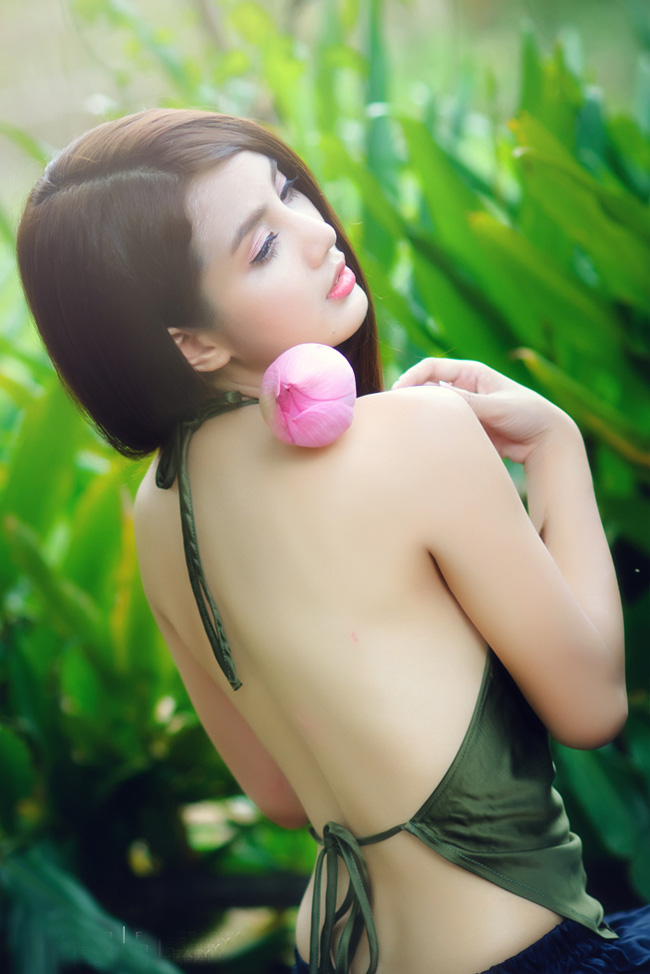 Trong một bộ ảnh khác, hot girl Linh Napie cũng khoe tấm lưng nõn nà trong tà yếm thắm
