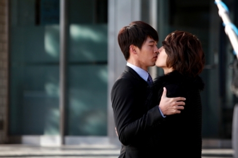 Video: Hyun Bin bối rối vì nụ hôn đồng giới - 3