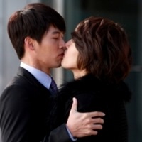  - Video: Hyun Bin bối rối vì nụ hôn đồng giới