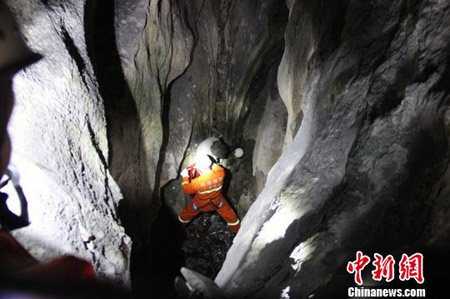 TQ: Rơi xuống hang 9 ngày, ăn rác để sống sót - 2