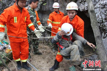 TQ: Rơi xuống hang 9 ngày, ăn rác để sống sót - 3