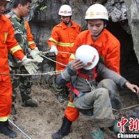 Tin tức trong ngày - TQ: Rơi xuống hang 9 ngày, ăn rác để sống sót