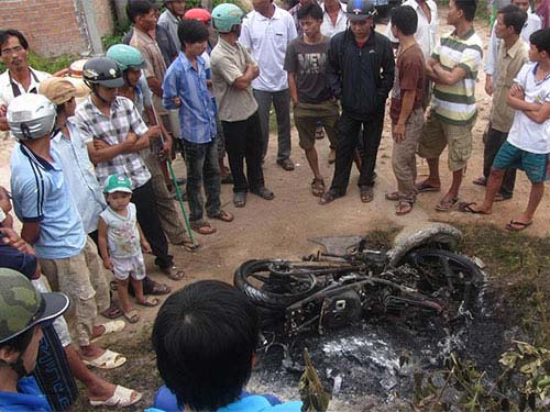 Nghi CSGT rượt đuổi gây tai nạn, dân bao vây đốt xe - 3