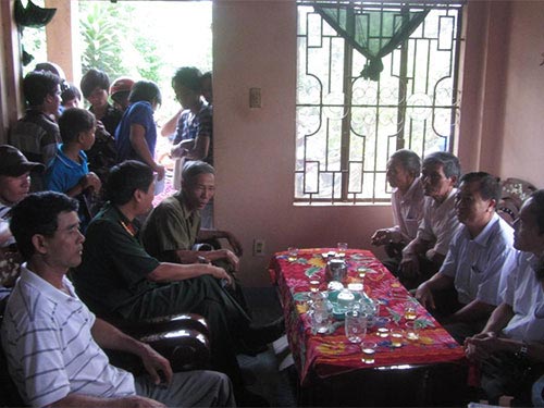 Nghi CSGT rượt đuổi gây tai nạn, dân bao vây đốt xe - 4