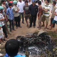 Tin tức trong ngày - Nghi CSGT rượt đuổi gây tai nạn, dân bao vây đốt xe