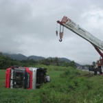 Tin tức trong ngày - Lật xe khách, hơn 30 người thoát chết