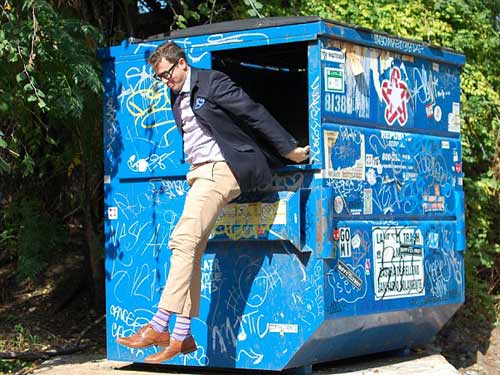 Giáo sư tốt nghiệp Harvard sống trong thùng rác - 1