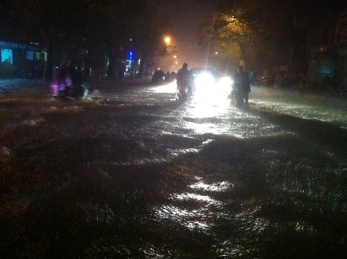 Chùm ảnh: Miền Trung chìm trong lũ dữ - 22