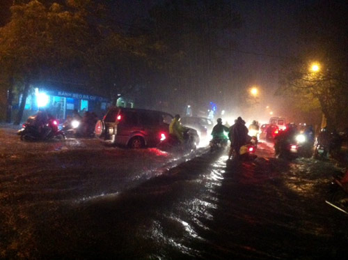 Lũ ào ạt đổ về miền Trung, nhấn chìm làng xóm - 3