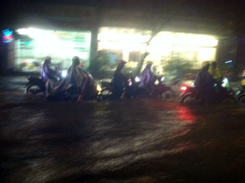 Chùm ảnh: Miền Trung chìm trong lũ dữ - 21