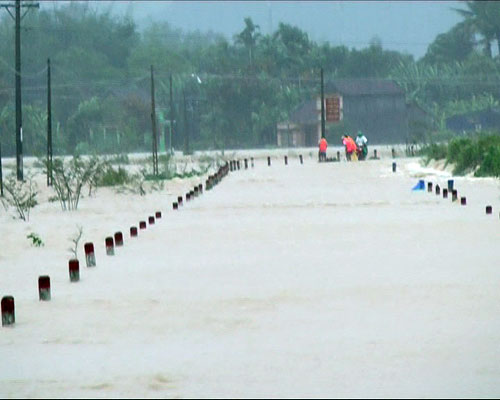 Lũ ào ạt đổ về miền Trung, nhấn chìm làng xóm - 4