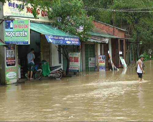 Chùm ảnh: Miền Trung chìm trong lũ dữ - 12