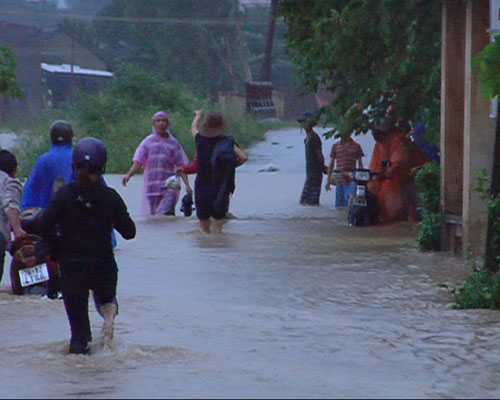 Chùm ảnh: Miền Trung chìm trong lũ dữ - 13