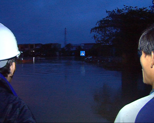 Chùm ảnh: Miền Trung chìm trong lũ dữ - 14