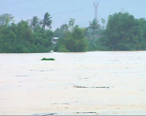 Chùm ảnh: Miền Trung chìm trong lũ dữ - 15