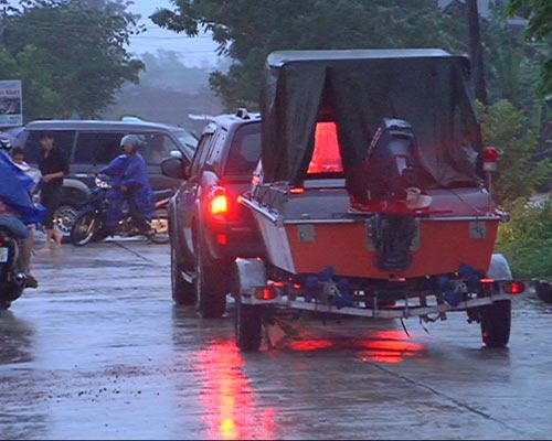 Chùm ảnh: Miền Trung chìm trong lũ dữ - 16