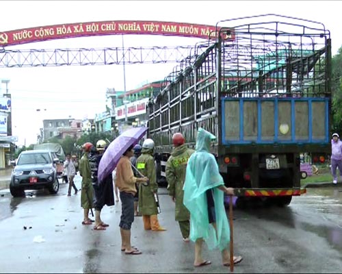 Chùm ảnh: Miền Trung chìm trong lũ dữ - 17