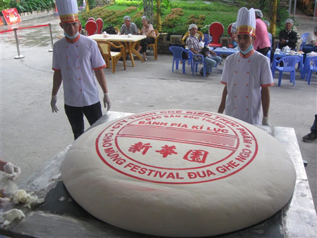 Chiếc bánh Pía nặng 306kg - 2