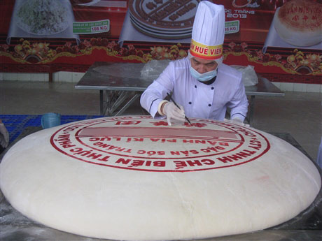 Chiếc bánh Pía nặng 306kg - 3