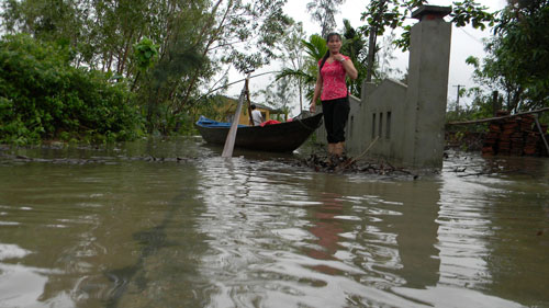 Chùm ảnh: Miền Trung chìm trong lũ dữ - 4