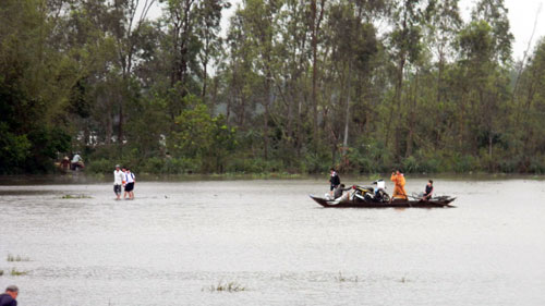 Lũ ào ạt đổ về miền Trung, nhấn chìm làng xóm - 2