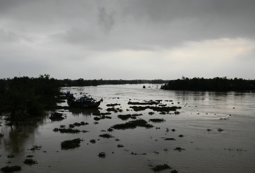 Chùm ảnh: Miền Trung chìm trong lũ dữ - 8