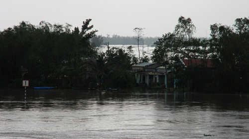 Chùm ảnh: Miền Trung chìm trong lũ dữ - 9