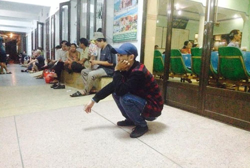 Đường sắt ngập trong lũ, hành khách kẹt lại ga - 2